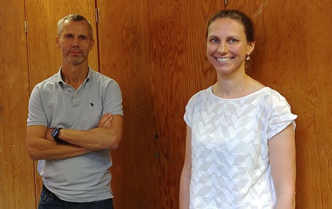 Leon Reubsaet og Trine Grønhaug Halvorsen i korridoren på Farmasøytisk institutt