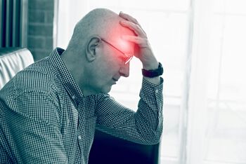 Eldre mann med smertefulle strålingar frå hjernen