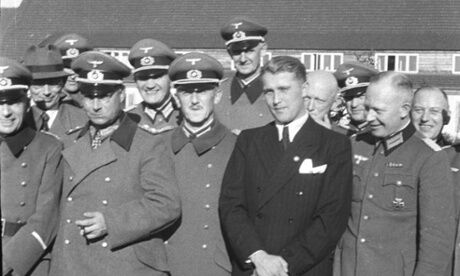 Wernher von Braun med nazi-offiserer