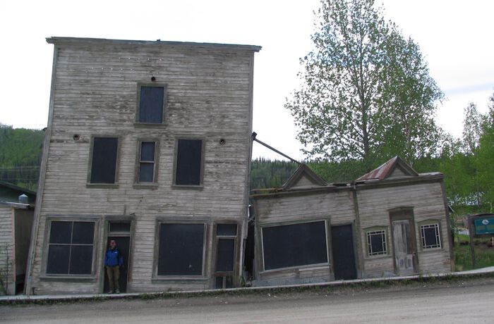 Et hus med setningsskader Dawson, Yukon.