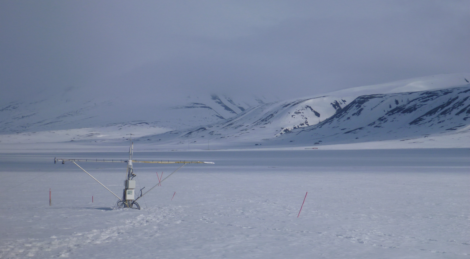 Ubetjente avanserte målestasjoner, såkalte «flux-towers» måler temperaturer, fuktighet og CO2 utslipp fra bakken. De står ute hele året, også i de iskalde polare vintermånedene i Arktis. Denne målestasjonen er i Adventdalen, Svalbard.