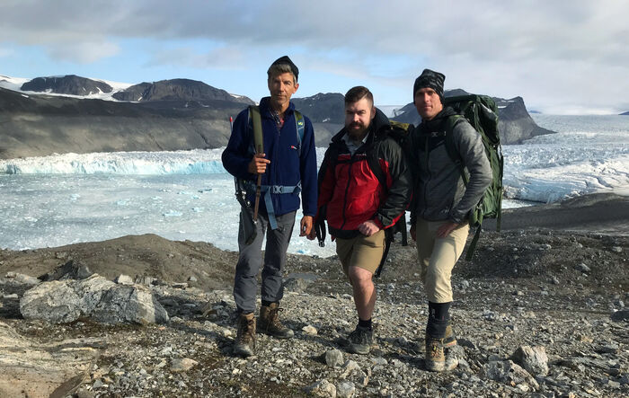Dag Hessen, Laurent Fontaine og Alexander Eiler foran Kongsbreen på Svalbard sommeren 2019.