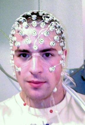 En EEG-måling bruker mange ytre elektroder og varer gjerne i 20-30-minutter