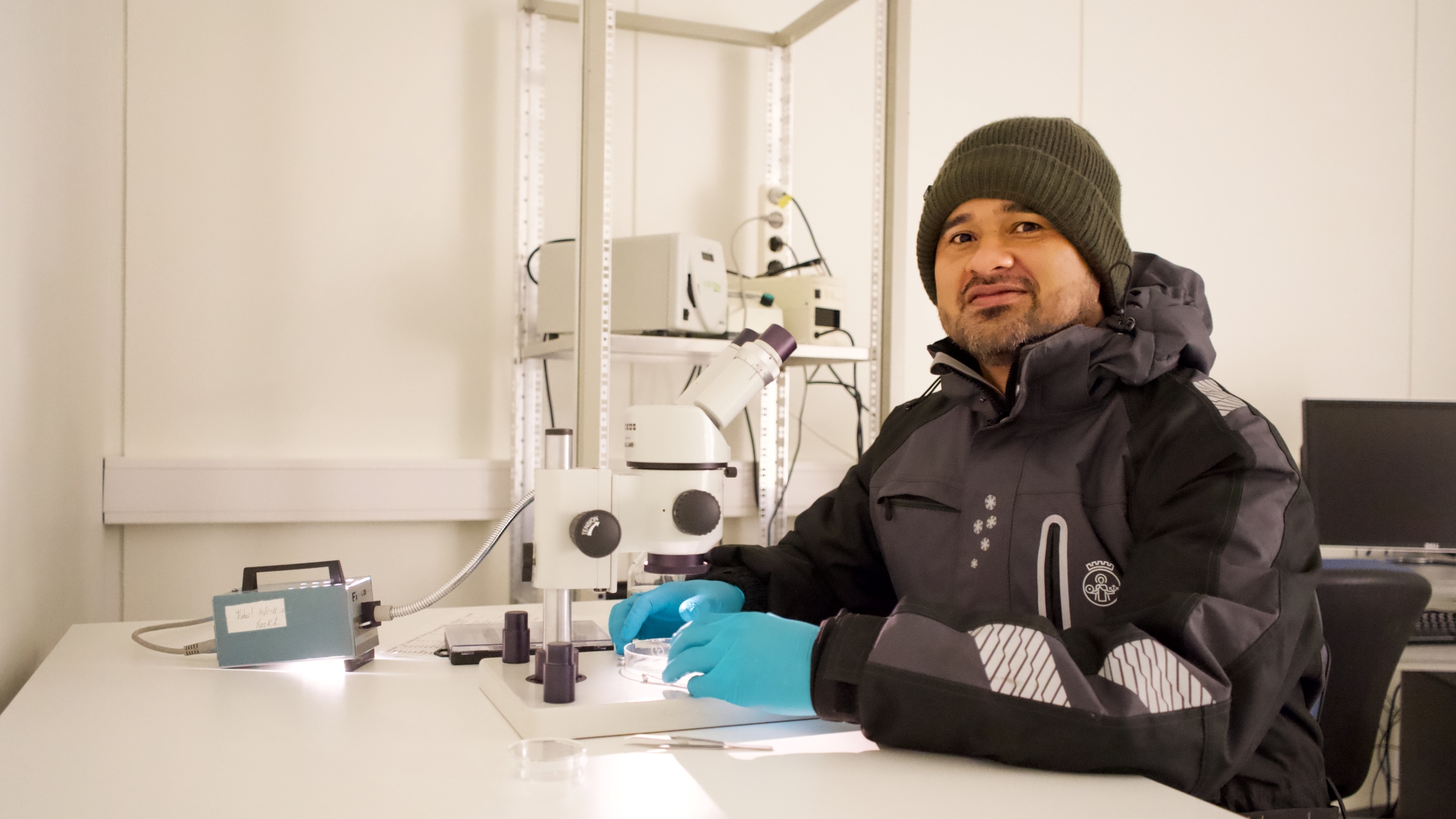 Forskeren satt på kjølerom med mikroskop for å gjennomføre eksperimentet