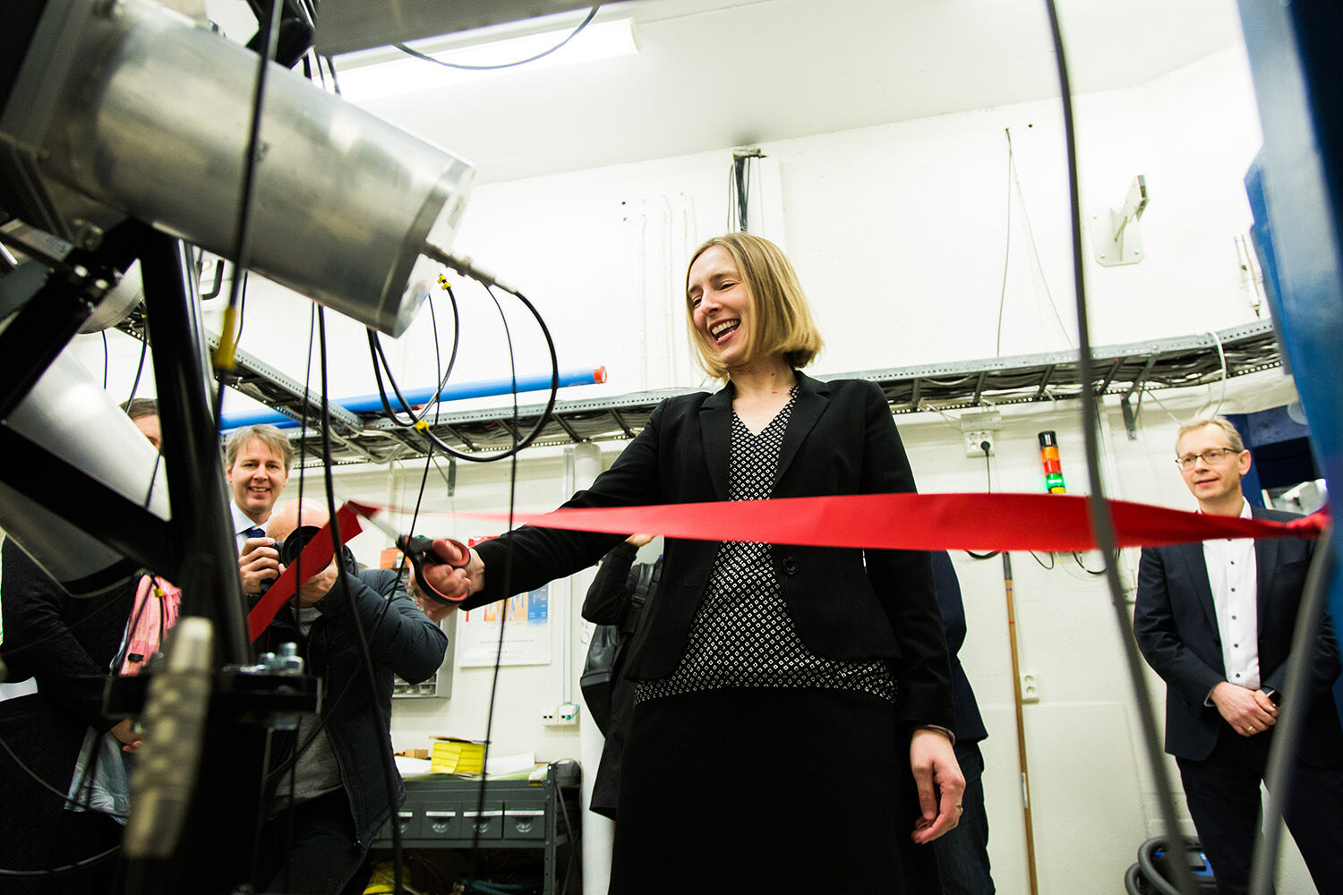 Iselin Nybø åpner detektorene OSCAR på syklotron-laboratoriet