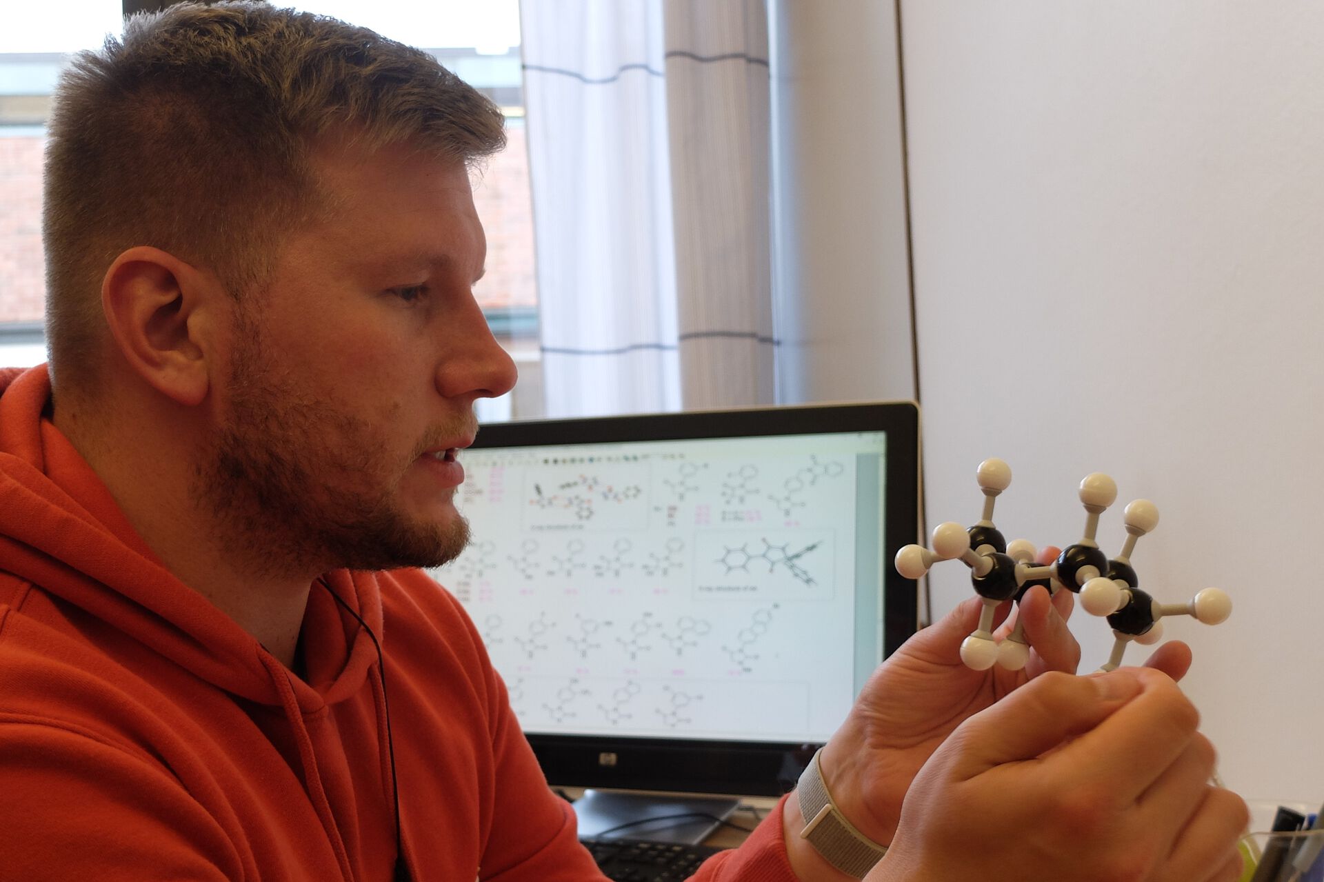 Førsteamanuensis Alexander Sandtorv med en modell av sykloheksan-molekylet.