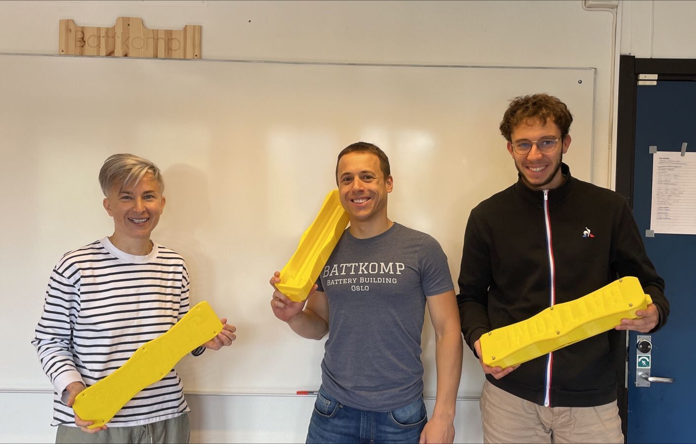 tre forskere med 3D-printede batteripakker