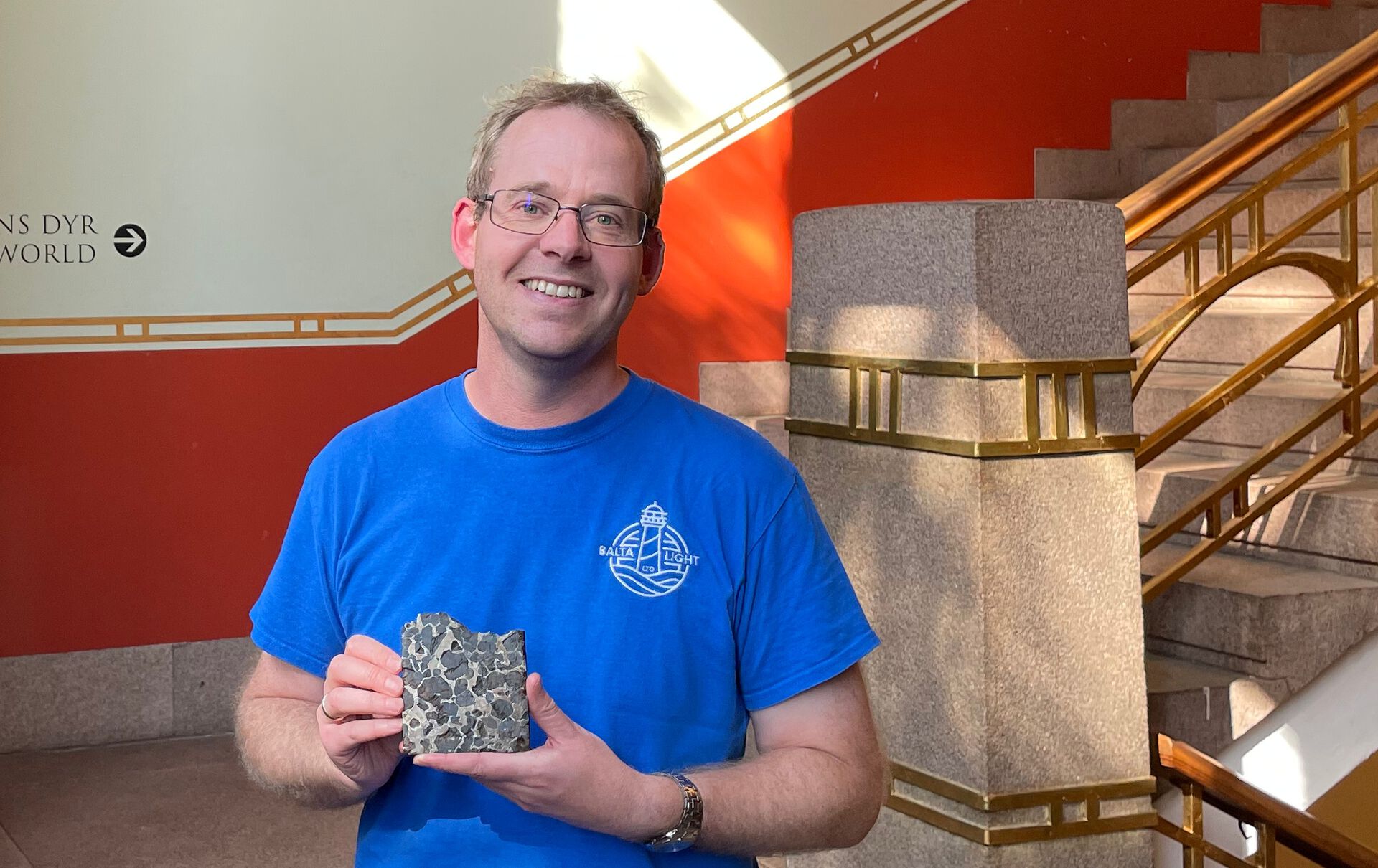 førsteamanuensis Henrik Friis med en meteoritt